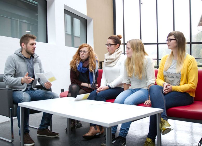 Bild: „Studi-Scout“ Christoph Martin hat für die Schnupperstudentinnen Sophie-Christin Schulze, Bianca Ullrich, Katja Peter und Nadine Steinkrauß authentische Einblicke und Insider-Infos zum Studentenalltag parat.