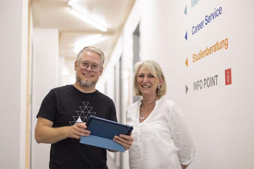Cornelius Hupe und Margret Wachsmuth von der Studienberatung der Hochschule Harz haben bei Virtuellen Elternabend am 21. Mai Antworten auf alle Fragen, die Mütter und Väter umtreiben, wenn es den Nachwuchs auf den Campus zieht. Foto: Christian Bierwagen / Hochschule Harz