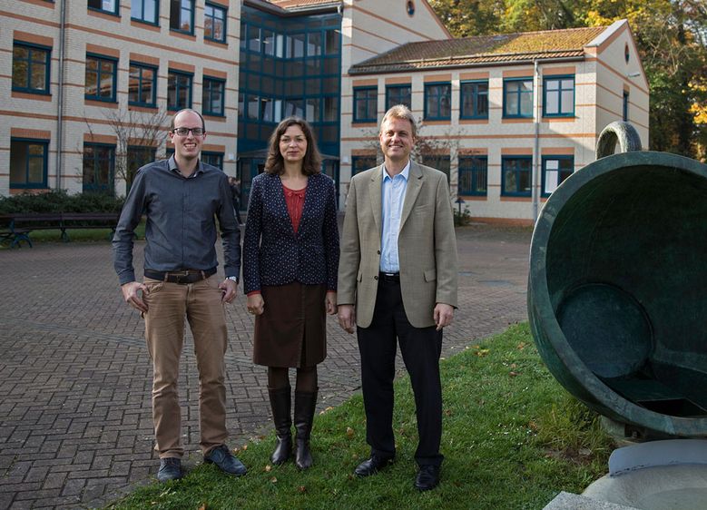 BU: Prof. Dr. Matilde Groß von der Hochschule Harz, Mario Schmidt, Marketingleiter des Luftfahrtmuseums (links), und Olaf Ahrens, Leiter des Harzmuseums, haben ein gemeinsames Marktforschungsprojekt entwickelt. Foto: Nikolas Khurana
