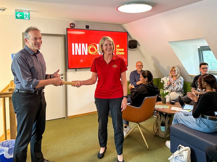 Hochschul-Rektor Prof. Dr. Folker Roland übergibt den Staffelstab für die „Transatlantic Summer School 2024“ an Ann Marie VanDerZanden von der amerikanischen Iowa State University. Foto: Annett Leopold / Hochschule Harz