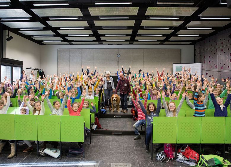 Therapiehund Imo war der Star bei der März-Vorlesung der KinderHochschule. Katrin Liebelt von der Klinik für Kinder- und Jugendmedizin am Harzklinikum D.C. Erxleben, Wernigerode, stellte „Tiere als Therapeuten“ vor. Fotos: Hochschule Harz