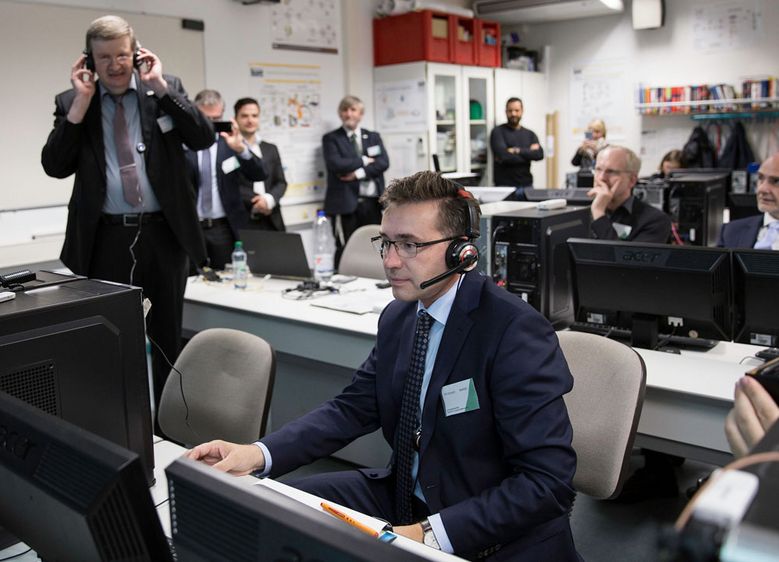 Staatssekretär Thomas Wünsch und Prof. Dr. Hermann Strack telefonieren per Internet über LTE-Mobilfunk. Foto: Nikolas Khurana 