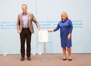 Bundesumweltministerin Svenja Schulze gratuliert dem Rektor der Hochschule Harz, Prof. Dr. Folker Roland, zum dritten Platz beim Papieratlas-Hochschulwettbewerb der Initiative Pro Recyclingpapier. Foto Kirsch