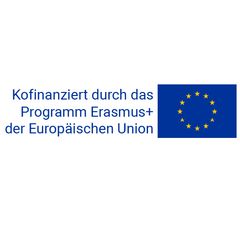Logo mit blauer Schrift und EU-Fahne markiert Förderung durch das Programm Erasmus plus