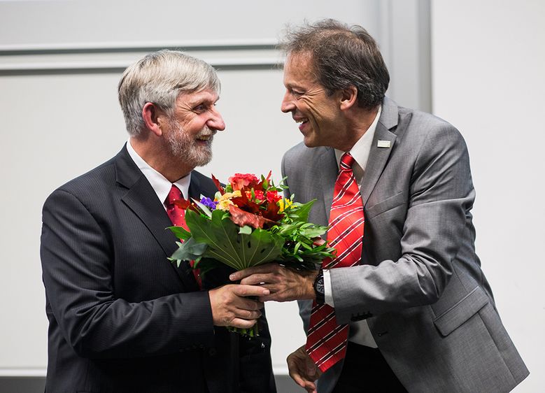 Hochschulrektor Prof. Dr. Folker Roland (rechts) gratuliert dem Dekan Prof. Dr. Bernhard Zimmermann zum Jubiläum des Fachbereichs Automatisierung und Informatik. Foto: Tim Bruns