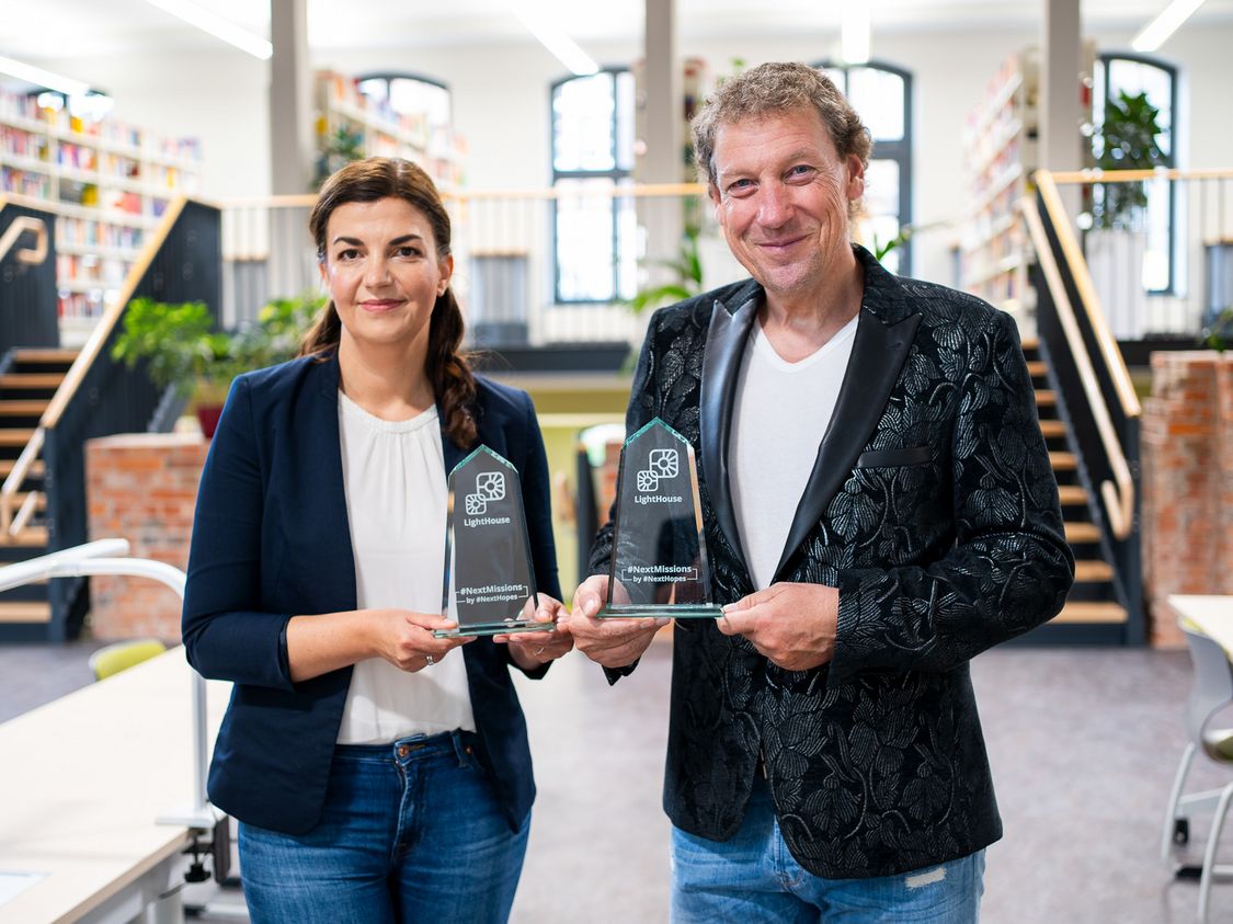 Dr. Mandy Ebers und Prof. Dr. Jürgen Stember mit dem Tiffany-Award für innovative Wirtschaftsförderung in der Bibliothek der Hochschule Harz am Standort in Halberstadt.
