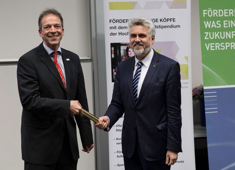 Bild II: Staffelstab-Übergabe an Rektor Prof. Dr. Folker Roland durch den ehemaligen Rektor und heutigen Minister für Wirtschaft, Wissenschaft und Digitalisierung, Prof. Dr. Armin Willingmann. Foto: Hochschule Harz