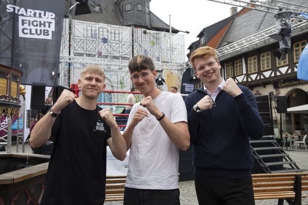 Drei Männer mit geballten Fäusten in Boxpose