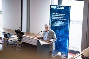 Klaus Effing während des Grußworts bei der diesjährigen Tagung des WiföLabs.