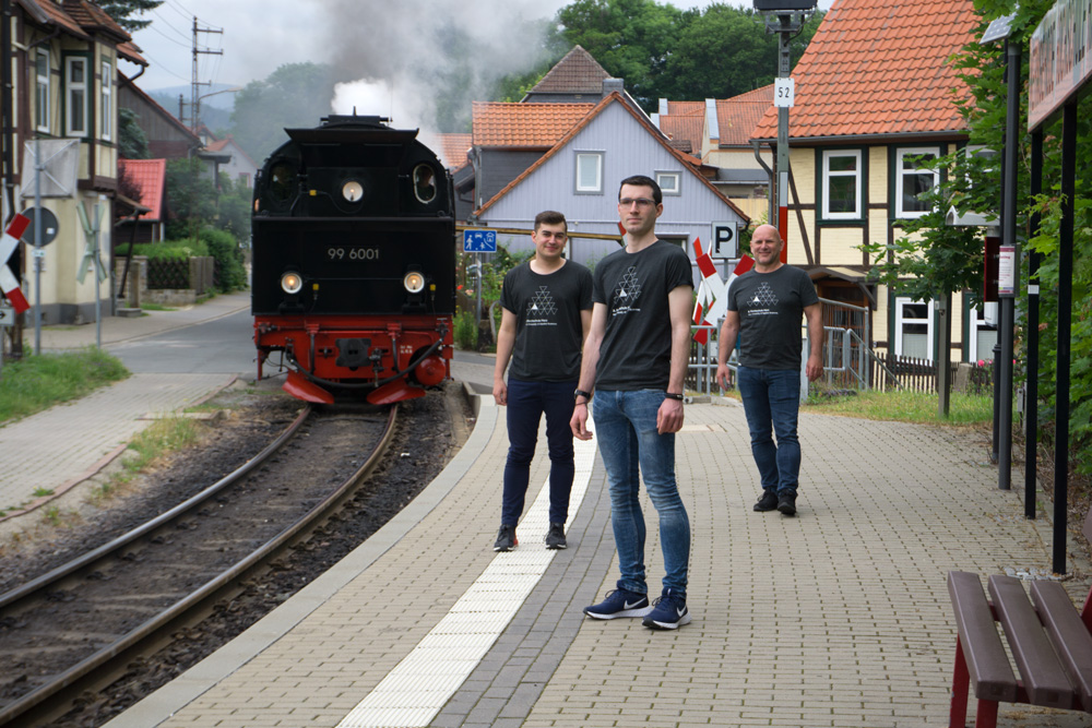 Das Team Brockenblitz an der Brockenbahn-Haltestelle Hochschule Harz: Marvin Tilgner (links) und Lukas Dettmar (Mitte) mit Laboringenieur Steffen Braune