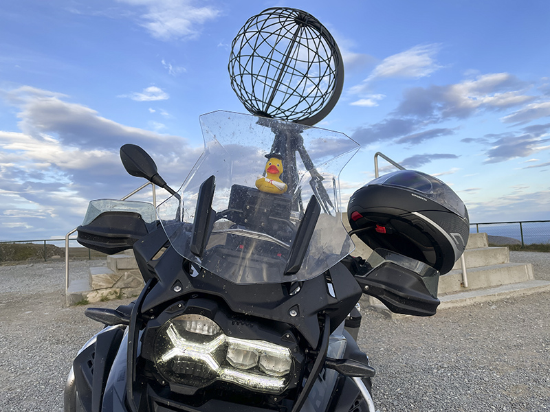Plastikente auf Motorrad vor dem Nordkap.