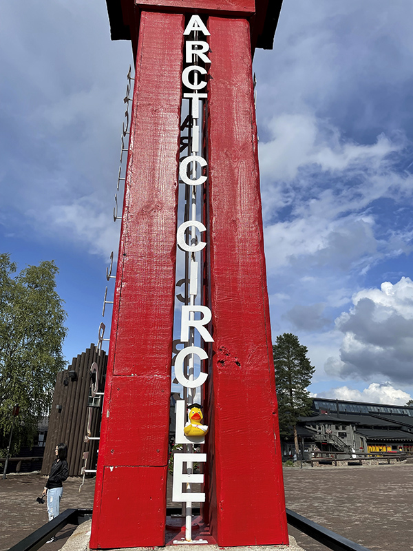 Plastikente vor Skulptur in Rovaniemi