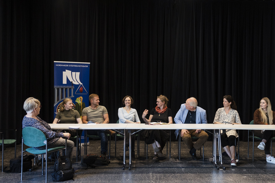 Gesprächssituation auf der Bühne des Nordharzer Städtebundtheaters während des Pressetermin mit Studierenden der Hochschule Harz