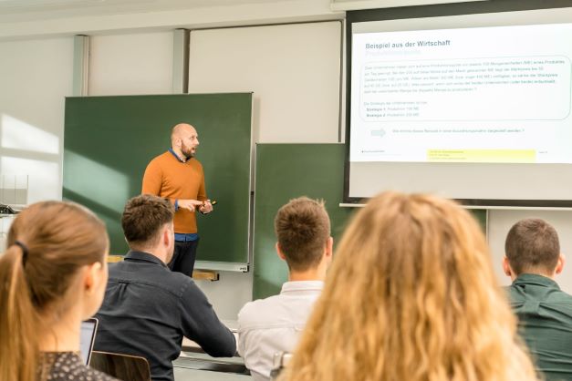 Gruppe von jungen Menschen mit ihrem Dozenten Prof. Theo Berger an der Hochschule Harz