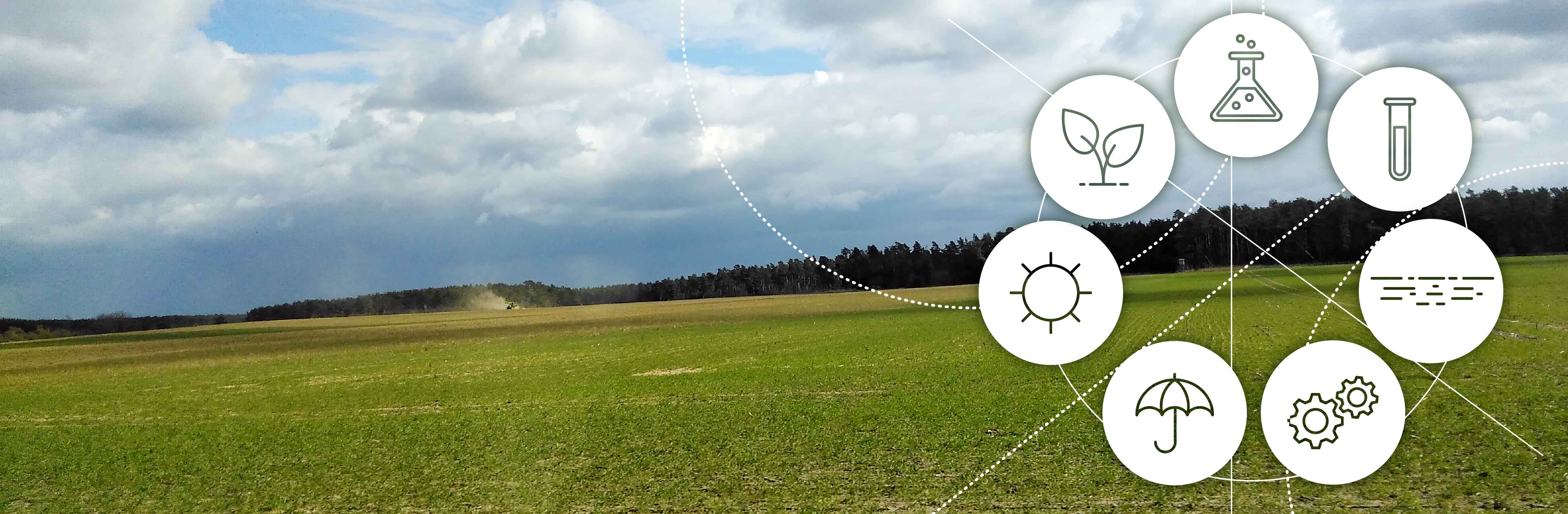 Grünes Feld mit Traktor vor bewölktem Himmel mit Grafik zu digitalen Daten