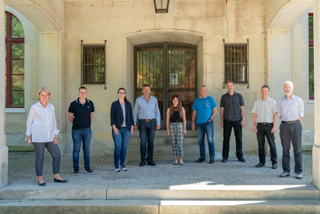 Gruppe von Männern und Frauen vor einer Villa zeigt Wissenschaftsteam des Projekts "Zukunftszentrum digitale Arbeit"