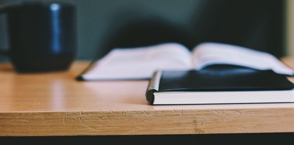 Tisch und aufgeschlagenes Buch