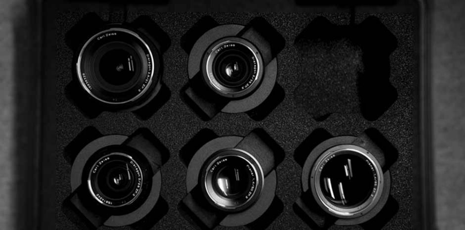 Wasserdichter Koffer mit fünf Objektiven der Firma Nikon, sogenannten Festbrennweiten