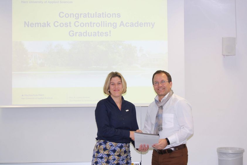 Hochschule Harz Nemak Cost Controlling Academy 2019_02 a Prof. Dr. Louisa Klemmer gratuliert