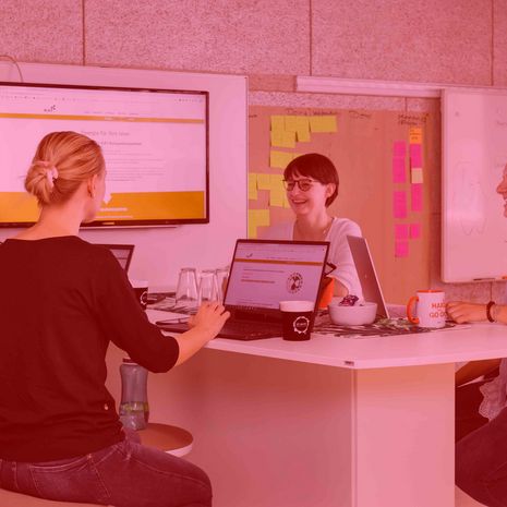 Symbolbild Virtuelle Thementage Hochschule Harz Workshops Vier Frauen im Gespräch an einem Tisch mit Laptops